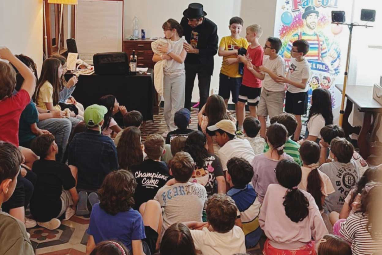 Performance di magia con le scuole elementari