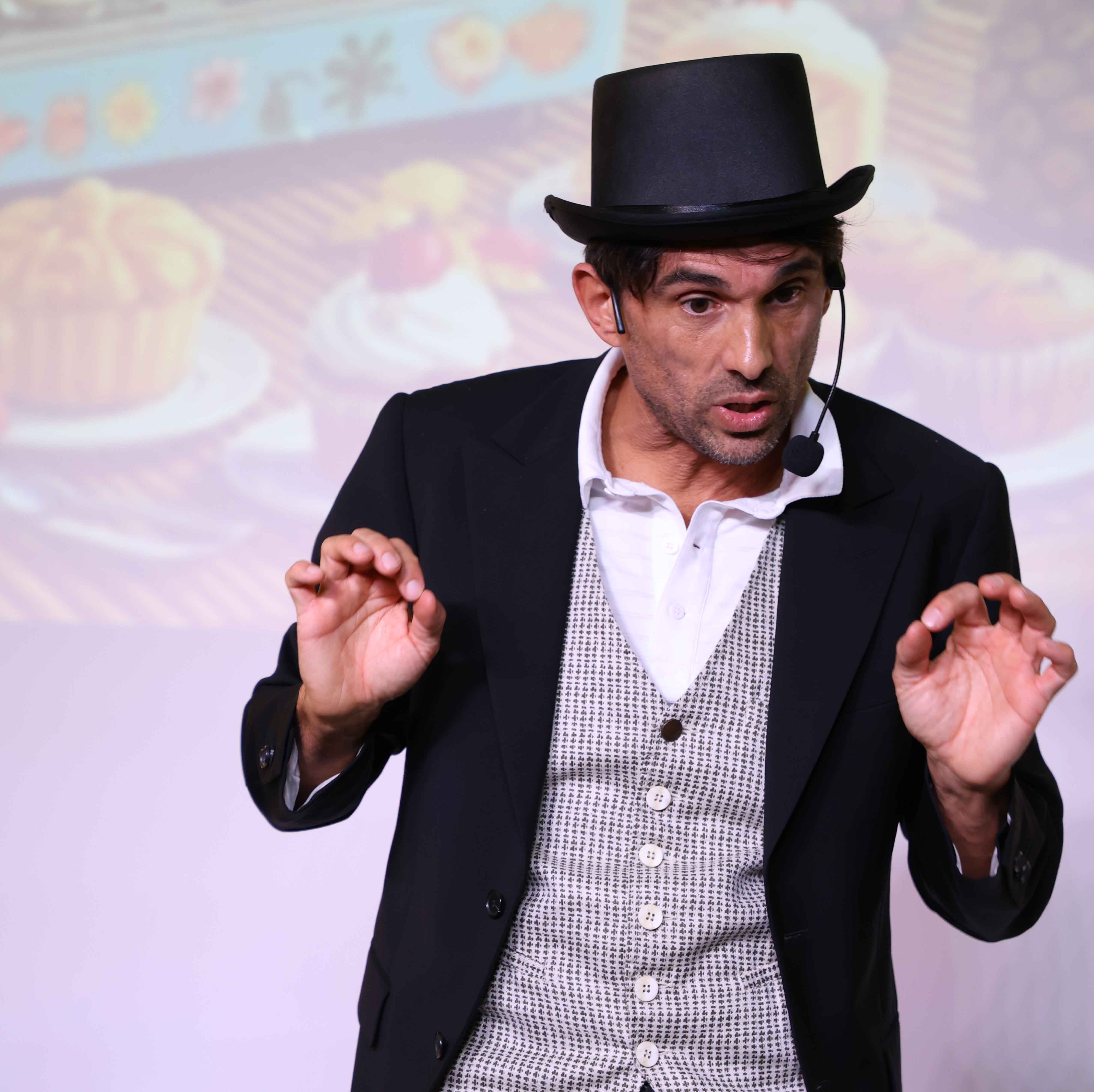 Stile elegante e raffinato di Falcon Illusionist durante una performance