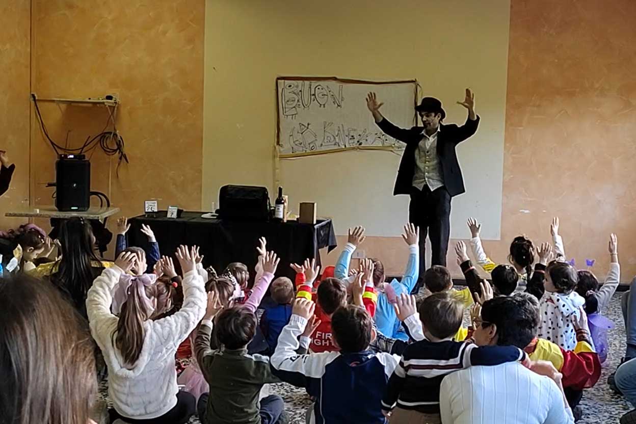 Falcon Illusionist durante uno spettacolo di magia d'impatto visivo