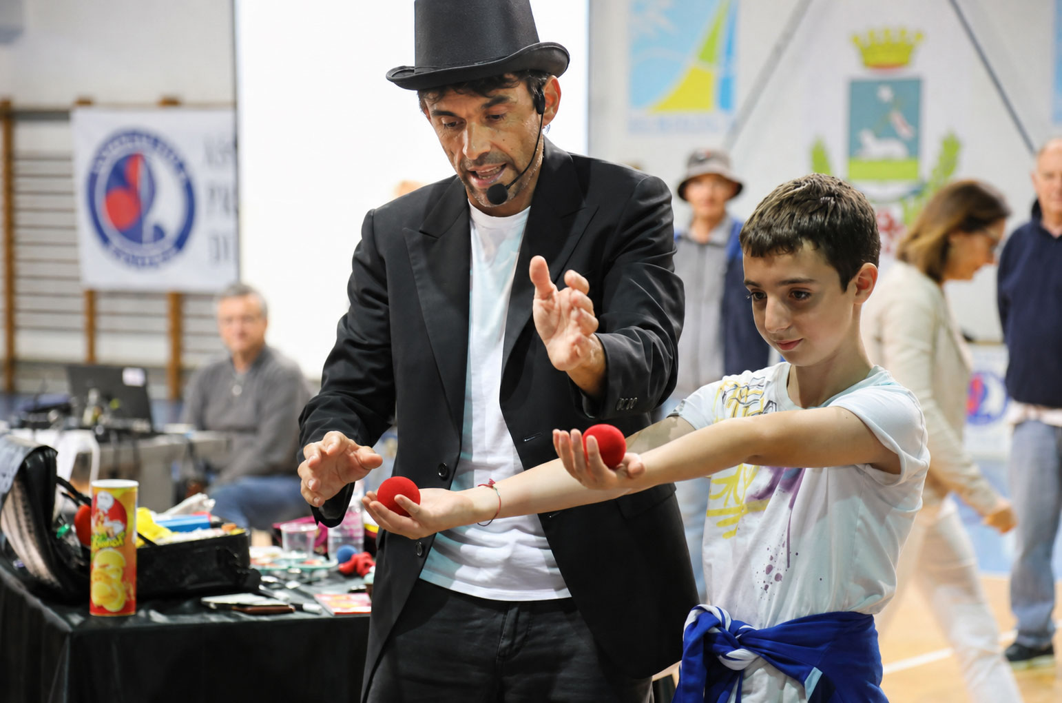 Spettacolo di magia close-up e parlour con carte e monete eseguito da Falcon Illusionist durante un evento privato