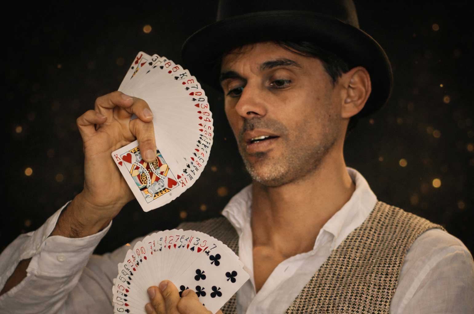 Spettacolo di magia close-up e parlour con carte e monete eseguito da Falcon Illusionist durante un evento privato